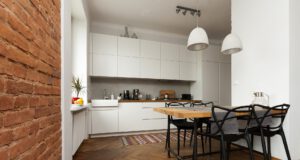 Renovaci schodů neodkládejte, radí odborník